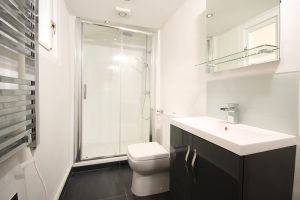 Zu helles Licht im Badezimmer behindert am Abend das Einschlafen von demenzkranken Menschen.