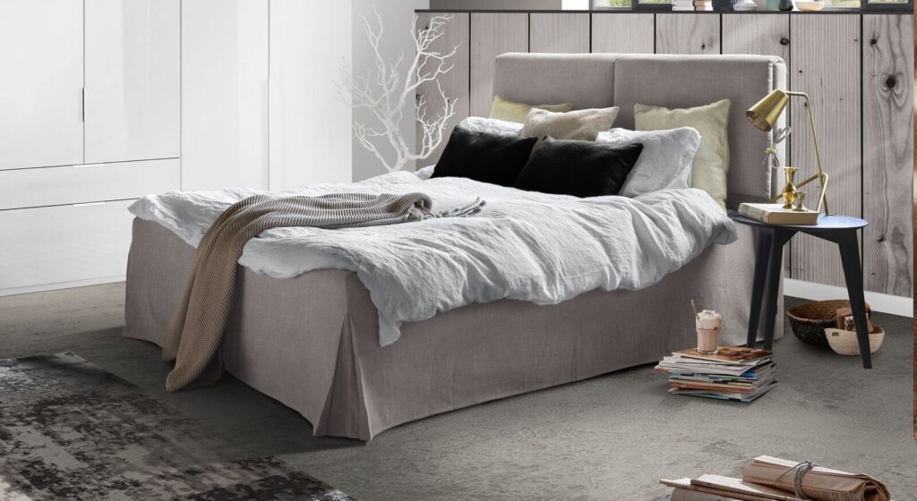 Bettstyling mit Kissen - Dekoration im Schlafzimmer - Kissen auf dem Bett