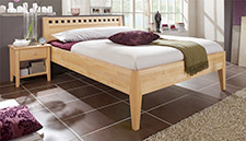 Bett mit naturbelassener Oberfläche