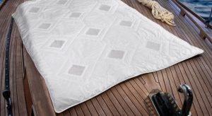 Die Bettdecke im Wasserbett sollte besonders gut Feuchtigkeit aufnehmen und ableiten können.