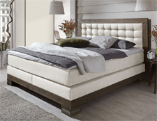 Modernes Boxspringbett als äußerst komfortable Schlafstätte.