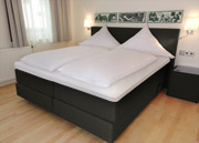 Boxspringbett im Hotelzimmer
