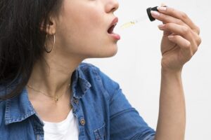 CBD Öl Einnahme als flüssige Tropfen