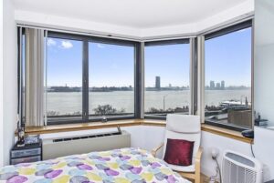 Eckfenster im Schlafzimmer
