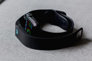 Viele Fitness-Tracker und Smartwatches bieten auch die Möglichkeit zur Schlafüberwachung und eine Schlafphasenwecker Funktion