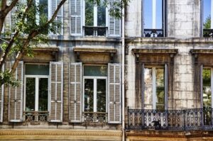 Französische Fenster - Dekoration im Schlafzimmer