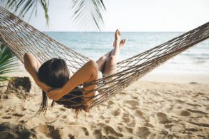 Frau entspannt in Hängematte