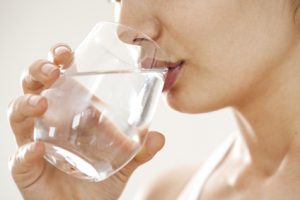 Eine junge Frau trinkt ein Glas Wasser - © sebra / Fotolia.com
