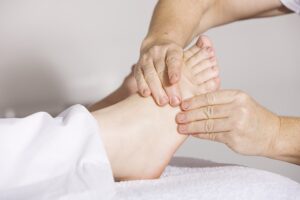 Fußmassage zur Verbesserung des Wohlbefindens und für einen erholsameren Schlaf