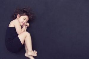 Liegen in der Embryo oder Fötus Position kann bei Rückenschmerzen für Linderung sorgen - gesunde Schlafpositionen.