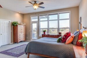 Große Fenster / Panoramafenster im Schlafzimmer mit Behang ausstatten