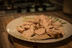 Eiweißreiche Kost am Abend erleichtert das Einschlafen z. B. mageres Hähnchenfleisch