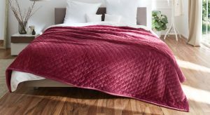 Schlafzimmer Makeover: Durch neue Heimtextilien schnell für frischen Wind im Schlafraum sorgen.