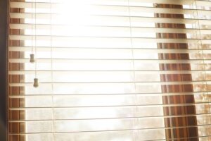 Fensterbehang und Dekoration im Schlafzimmer: Jalousie