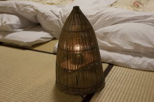 Japaner haben verglichen mit Europäern einen anderen Körperbau und können so auch besser auf harten Unterlagen wie dem klassischen Futon schlafen.
