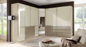 Für einen sehr großen Kleiderschrank hat man im Studentenzimmer in der Regel leider keinen Platz.