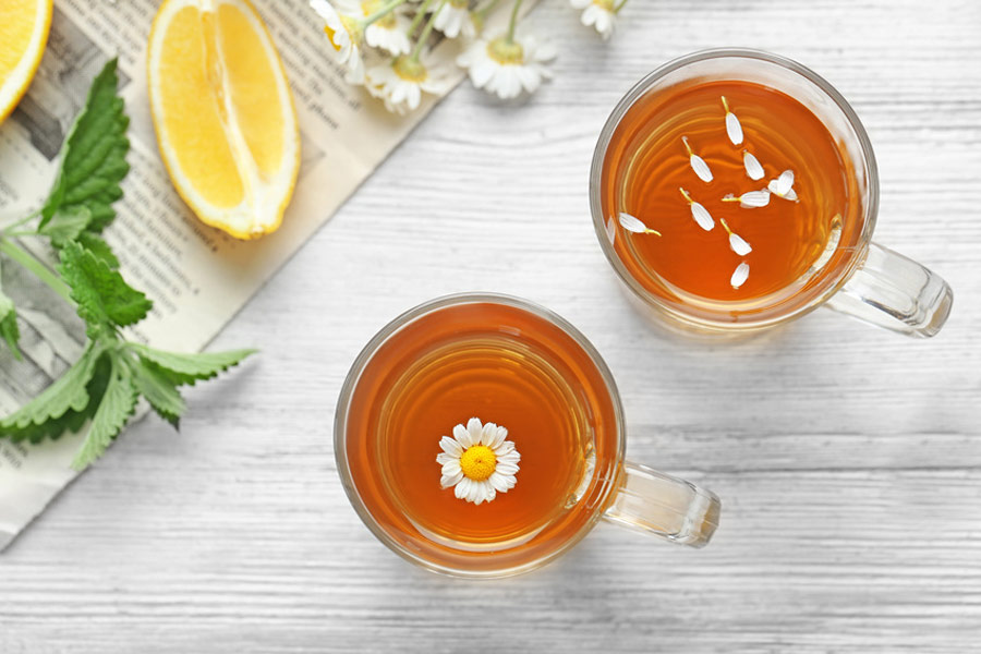 Kräutertee ist ein beliebtes Hausmittel für besseren Schlaf - © Africa Studio / Fotolia.com
