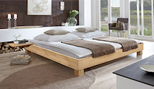 Bett mit lackierter Oberfläche