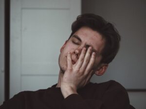 Welches Hormon macht müde? Schlafhormon Melatonin