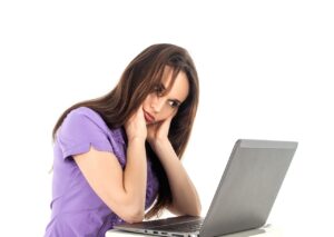 Wie Nackenschmerzen bei Bildschirmarbeit oder am Schreibtisch im Büro vorbeugen?