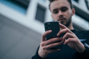 Nackenschmerzen können durch Smartphone Nutzung entstehen