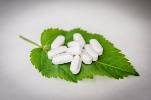Als Einschlafhilfe können auch pflanzliche Mittel bei Demenzkranken eingesetzt werden.