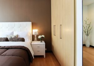 Die Raumgestaltung bzw. Wahl und Einsatz der Farben im Schlafzimmer nehmen viel Einfluss auf die optische Wirkung.