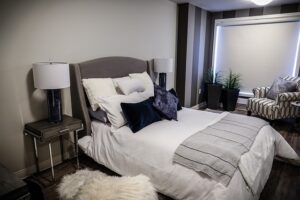 Rollo als Fensterdekoration im Schlafzimmer