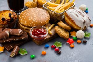 Eine Sammlung ungesunden Essens - © happy_lack / Fotolia.com