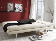 Eingerichtetes Zimmer mit beigem Sofa