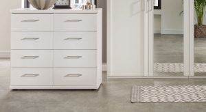Weiße Schlafzimmer-Kommode mit acht Schubladen Calimera - gute Stauraum Lösung in der Studentenwohnung.