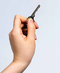 Hand hält Schlüssel