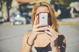 Smartphone auf Augenhöhe halten, um Nacken zu schonen