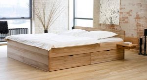 Doppelbett Norwegen aus Massivholz mit Schubkästen und niedrigem Kopfteil für kleine Schlafzimmer.