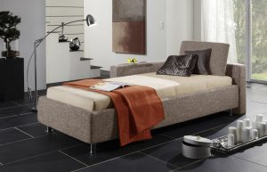 Moderne Polsterliege Graziano in diversen Ausführungen mit Bettkasten erhältlich - perfekt als Bett-Ersatz und Sitzgelegenheit im Studenten-Schlafzimmer.