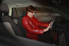 Frau fährt Auto