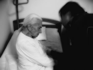 Verspüren Demenzkranke am Abend und in der Nacht Unruhe kann dieses für alle Beteiligten sehr belastend sein.