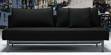 Durch Umklappen der Rückenlehne entsteht eine große Liegefläche bei diesem Schlafsofa.