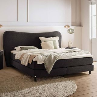 Schlafzimmer mit Boxspringbett