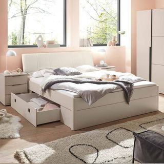 Schlafzimmer mit viel Stauraum